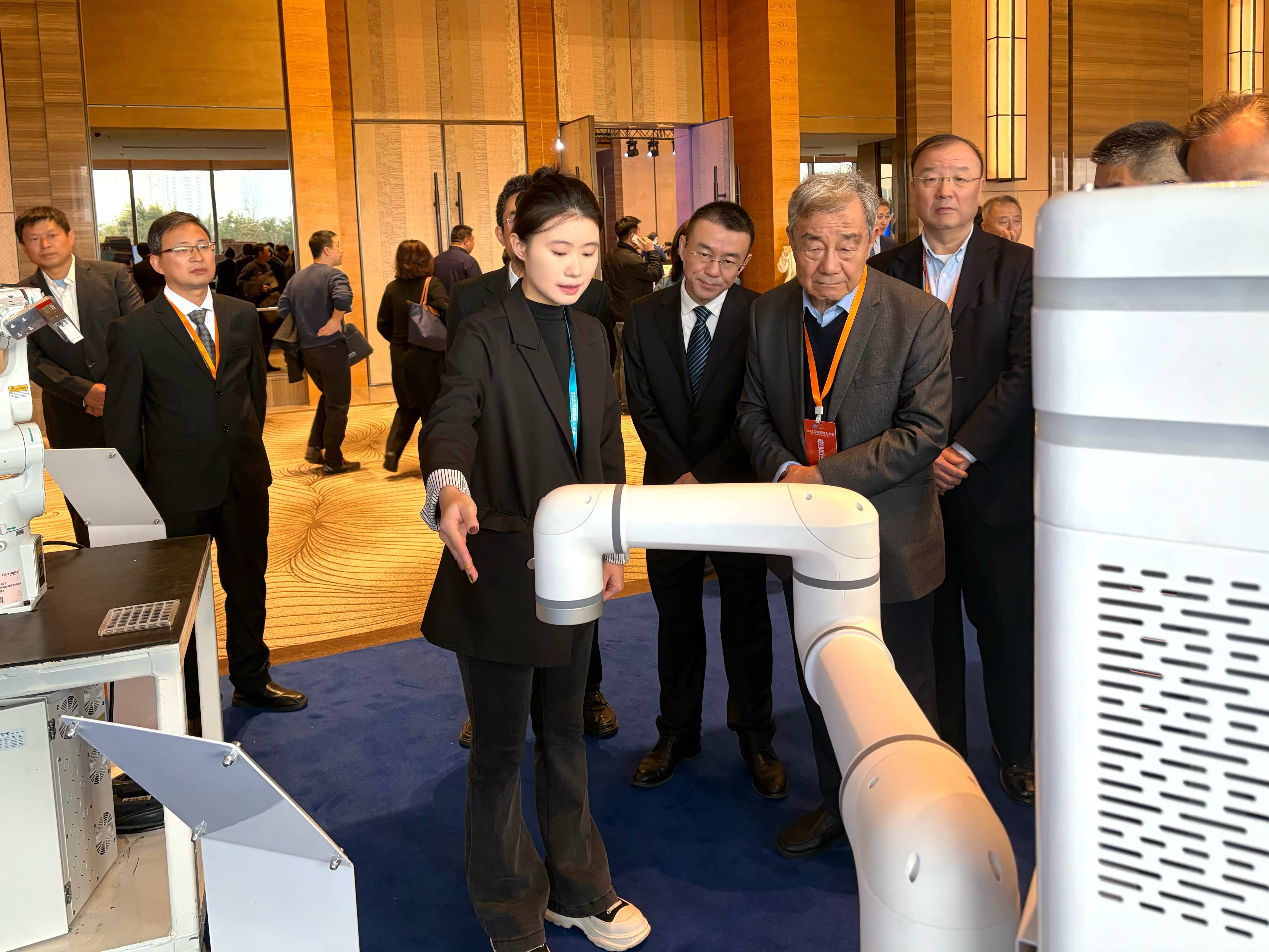 2025沈陽(yáng)機(jī)器人大會(huì)盛大開(kāi)幕 飛魚(yú)潔凈復(fù)合機(jī)器人獲院士專(zhuān)家駐足關(guān)注